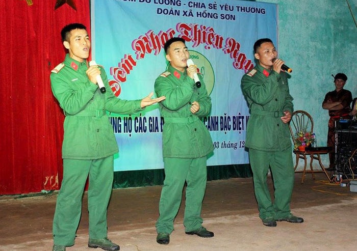 Các chiến sĩ Sư đoàn 324 tham gia đêm nhạc thiện nguyện. Ảnh: Huy Thư