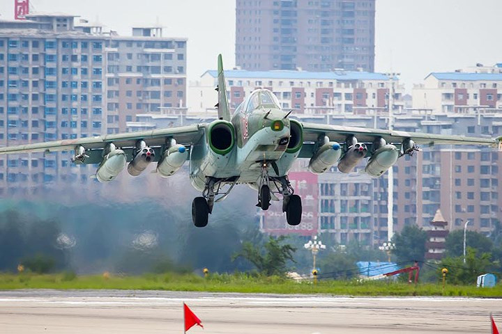 Máy bay cường kích và hỗ trợ mặt đất Sukhoi Su-25 có tốc độ tối đa là 950km/h, với tầm bay tối đa là 2.500km. Trần bay là 7.000m.