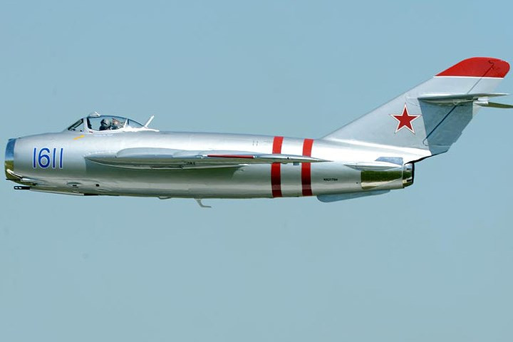 Chiến đấu cơ phản lực một ghế ngồi Shenyang J-5 do Trung Quốc sản xuất dựa trên mẫu MiG-17 của Liên Xô. Máy bay có 2 pháo ở mũi. Tốc độ bay tối đa là 1.540km/h, tầm bay 2.200km.