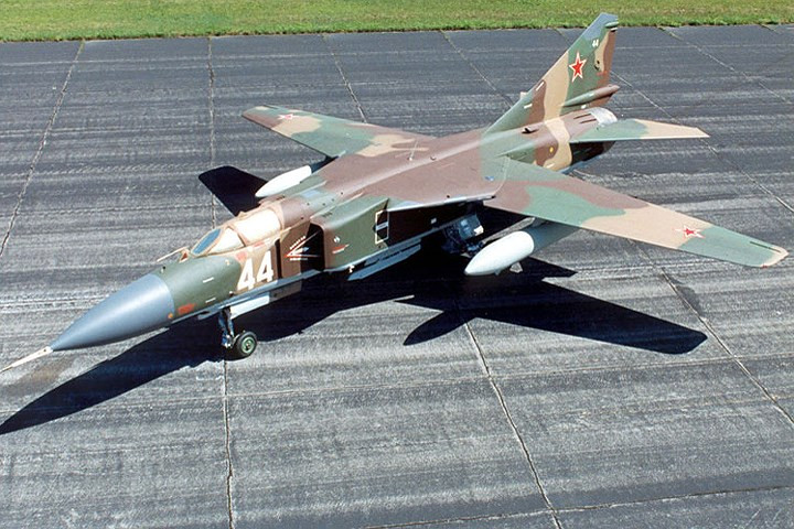 Tiêm kích đánh chặn MiG-23. Máy bay được trang bị một pháo nòng kép 23mm.