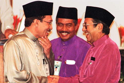 Cựu thủ tướng Mahathir và cấp phó Anwar (bên trái) vào năm 1997.
