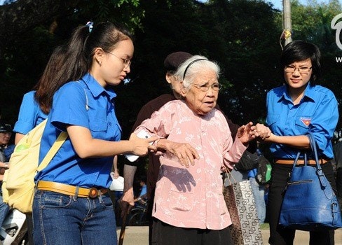 Đối với nhiều bạn trẻ, hoạt động tình nguyện đã trở thành một phần không thể thiếu trong cuộc sống. Được giúp đỡ người khác, chia sẻ một phần khó khăn với những người cần giúp đỡ là hành động đẹp của giới trẻ.