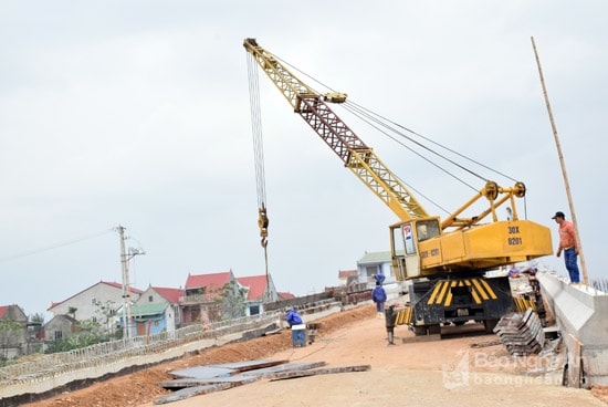  Thi công cầu vượt đường sắt trên địa bàn xã Nghi Đức. Ảnh: Xuân Hoàng