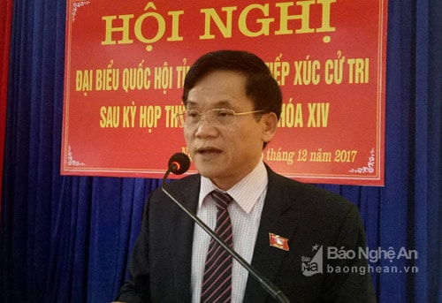 Ông Trần Văn Mão – Phó Trưởng Đoàn ĐBQH tỉnh trả lời kiên nghị của cử tri. Ảnh: Quang Huy