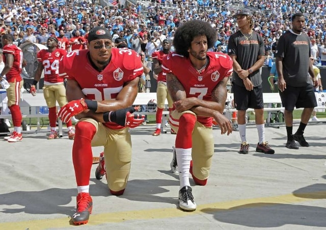 Cầu thủ bóng bầu dục Mỹ Colin Kaepernick từng quỳ gối khi hát quốc ca nhằm phản đối phân biệt chủng tộc và việc cảnh sát sử dụng bạo lực. Ảnh: Getty Images.