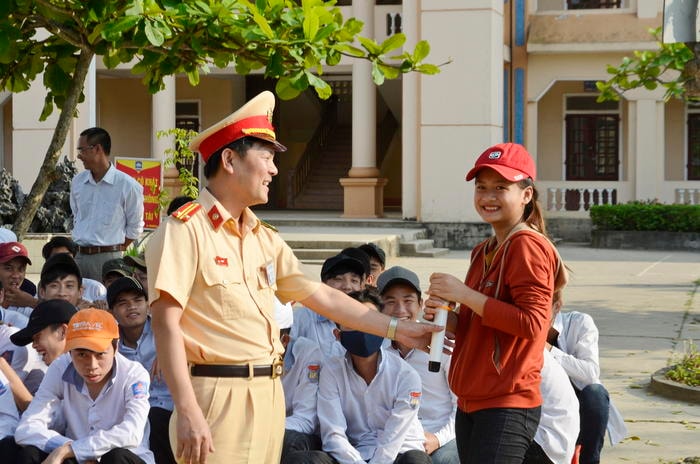 Tuyên truyền an toàn giao thông cho học sinh tại Diễn Châu. Ảnh: Phương Thảo