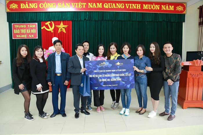 Nguyễn Thị Thanh Vân - giám đốc kinh doanh Diamond Empire (đầu tiên bên trái)5F3A0111. Ảnh: Sách Nguyễn.