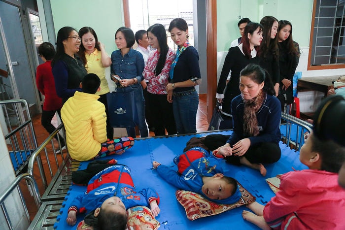 Đoàn đã đến thăm hỏi và trao quà cho Trung tâm nuôi trẻ Khuyết tật 19 - 3(xã Nghi Diên, huyện Nghi Lộc, Nghệ An). Ảnh: Sách Nguyễn.