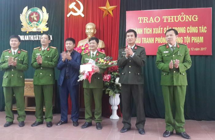 Hoàng Phú Hiền – Chủ tịch UBND thị xã Thái Hòa trao thưởng cho công an thị xã. Ảnh: