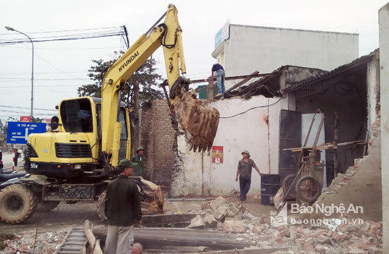 Xã Yên Sơn huy động các phương tiện, máy móc để thực hiện tốt việc giải tỏa HLATGT