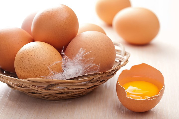 Trứng giàu protein. Protein giúp giảm cân bằng nhiều cách. Trước tiên, cơ thể của bạn sử dụng nhiều năng lượng để tiêu hoá thức ăn protein hơn là các thức ăn khác.