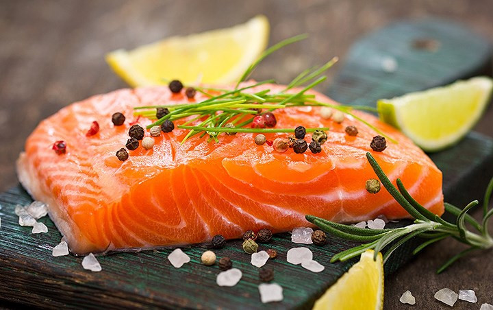 Cá hồi: Ăn nhiều cá hồi có thể giống như một ý tưởng điên rồ khi bạn đang cố gắng để giảm cân. Tuy nhiên, việc bổ sung nhiều axit béo omega-3 từ cá như cá hồi có thể là điều mà bác sĩ khuyên làm. Các nghiên cứu khác đã phát hiện ra rằng axit béo omega-3 làm cho bạn cảm thấy no lâu. Nếu không thích cá, bạn thay thế bằng các thực phẩm giàu omega-3 khác.