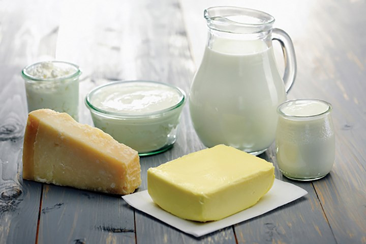 Sữa, sữa chua và phô mai rất giàu canxi. Các nhà nghiên cứu đã phát hiện ra rằng những người ăn nhiều sữa có khối lượng chất béo giảm 0,7kg so với những người không ăn. Điều này có thể vì lượng canxi trong sữa làm giảm mức độ vitamin khuyến khích tế bào mỡ phát triển, giúp giảm cân dễ dàng hơn.