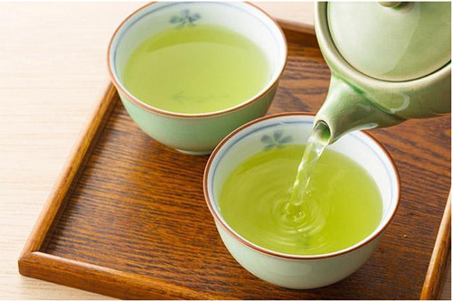 Trà xanh chứa nhiều catechins giúp giảm cân hiệu quả. Catechins làm tăng sự trao đổi chất, uống trà xanh có thể trực tiếp giảm mỡ bụng. Để nhận được những lợi ích đó, bạn nên uống bốn đến sáu cốc trà xanh mỗi ngày và tập thể dục ít nhất 180 phút mỗi tuần.
