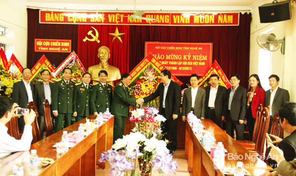 Các đồng chí lãnh đạo tỉnh tặng hoa chúc mừng Hội CCB tỉnh nhân ngày truyền thống. 