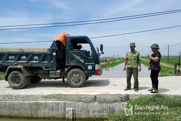 Nhiều CCB năng nổ đi đầu trong phong trào xây dựng nông thôn mới. Trong ảnh, CCB Lê Thị Lan ở xóm 6, xã Quỳnh Văn, huyện Quỳnh Lưu ủng hộ 500 triệu đồng xây dựng đường bê tông qua xóm. Ảnh tư liệu.