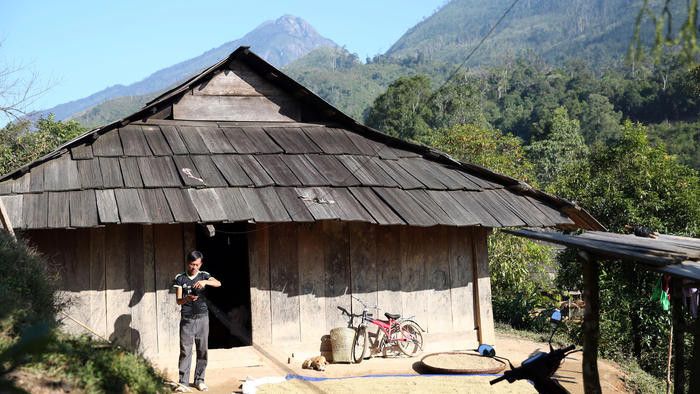 Một người đàn ông cuốn lại chiếc lưới bên mái nhà sa mu quen thuộc.