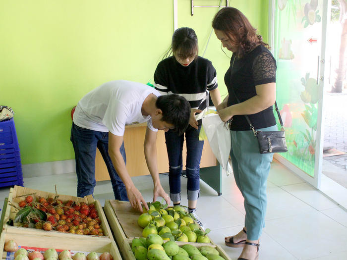 Khách hàng mua cam tại các cửa hàng ở TP. Vinh. Ảnh: Quang An