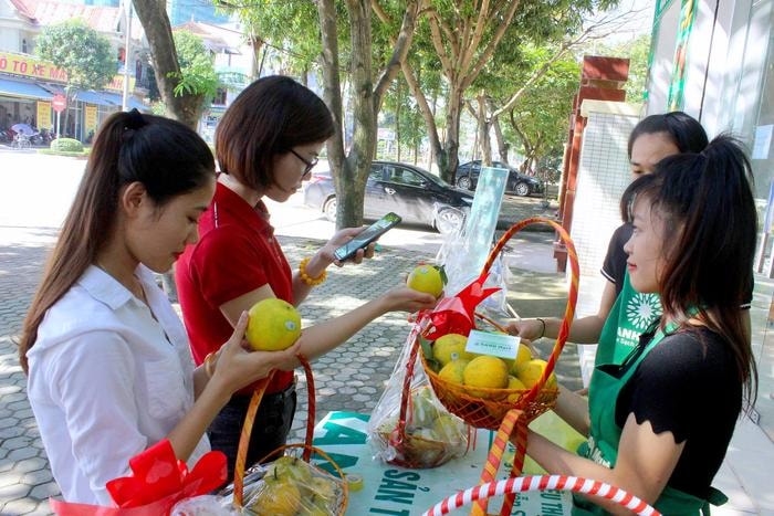 Khách hàng truy xuất nguồn gốc cam Vinh. Ảnh: Quang An