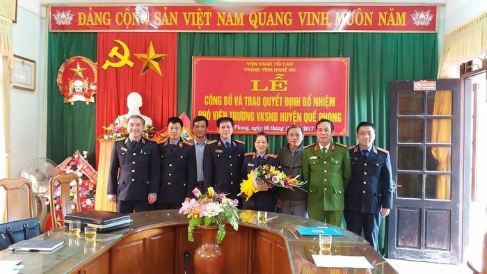 Trao quyết định, tặng hoa chúc mừng tân Phó Viện trưởng Viện kiểm sát nhân dân huyện Quế Phong. Ảnh: N.H