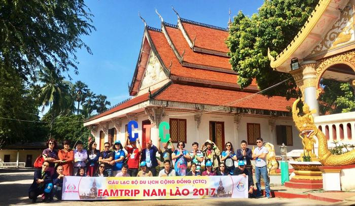 Đoàn tham quan chụp hình lưu niệm tại Nam Lào. Ảnh: Vương Bằng