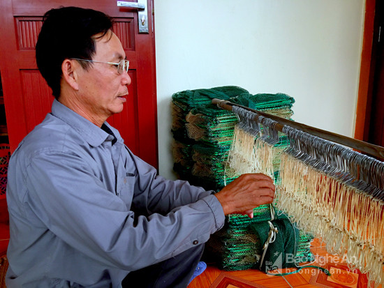 Ông Chu Văn Lợi- Xóm trưởng Khu tái định cư Làng chài, sản xuất lưới câu vương- một dụng cụ đánh bắt cá trên Sông Lam. Việc sản xuất dụng cụ đánh bắt cá, góp phần cải thiện đáng kể đời sống cho gia đình.
