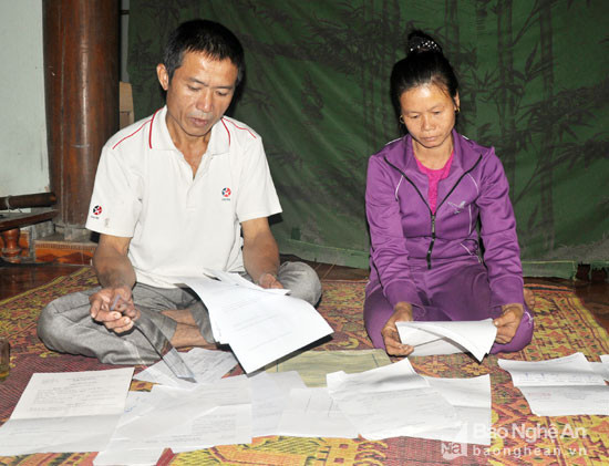 4.Vợ chồng anh Lương Văn Quang bên tập giấy tờ liên quan việc điều trị căn bệnh ung thư