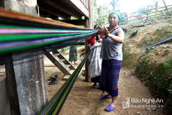 Những người phụ nữ ở Kèo Lực 1 cho biết, từ lúc sinh ra và lớn lên họ đã được bà, mẹ mình dạy cho cách dệt thổ cẩm. Do vậy, dù già hay trẻ, phụ nữ Kèo Lực 1 vẫn rất thành thạo trong công việc này tuy nhiên mức độ nhanh hay chậm còn tùy thuộc vào sự đam mê và năng khiếu của mỗi người. Ảnh: Đào Thọ