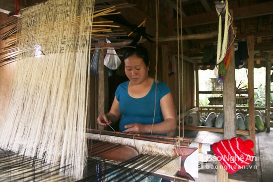 Chị Kha Thị Ma cho biết: Mỗi tháng nếu chuyên tâm vào dệt thì có thể được 3-4 tấm thổ cẩm và bán với giá 700 nghìn/tấm. Công việc tuy nhàn hạ nhưng phải say mê và cẩn thận, nếu sai có thể phải làm lại từ đầu rất mất thời gian. Ảnh: Đào Thọ