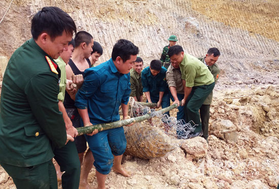 Ban chỉ huy Quân sự huyện Kỳ Sơn đã phối hợp với chính quyền xã Phà Đánh di chuyển quả bom ra khỏi khu vực dân cư để đảm bảo an toàn.