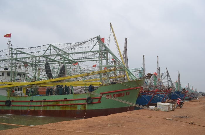 Với đông đảo tàu thuyền vươn khơi bám biển, nhu cầu được cung ứng nhiên liệu của ngư dân xã Tiến Thủy, Quỳnh Lưu là rất lớn (ảnh chụp tại cửa biển Lạch Quèn). Ảnh: Nhật Lân