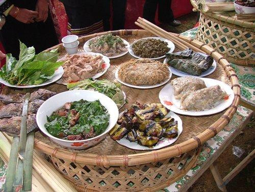 Xây dựng Du lịch cộng đồng Hoa Tiến 2 thu hút khách du lịch bằng những món ăn đặc sản của dân tộc Thái. Ảnh: Bé Vinh