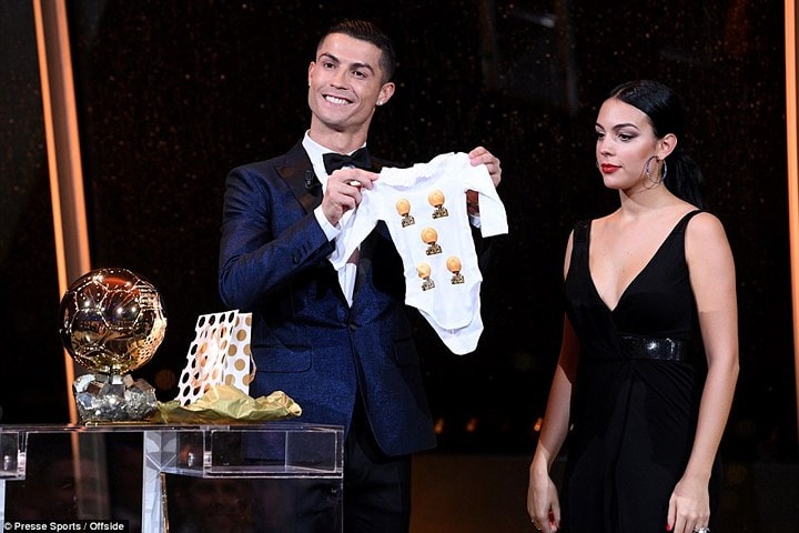 Ronaldo nâng chiếc áo dành tặng con gái mới chào đời có in 5 Quả bóng vàng (Ảnh: Offside).