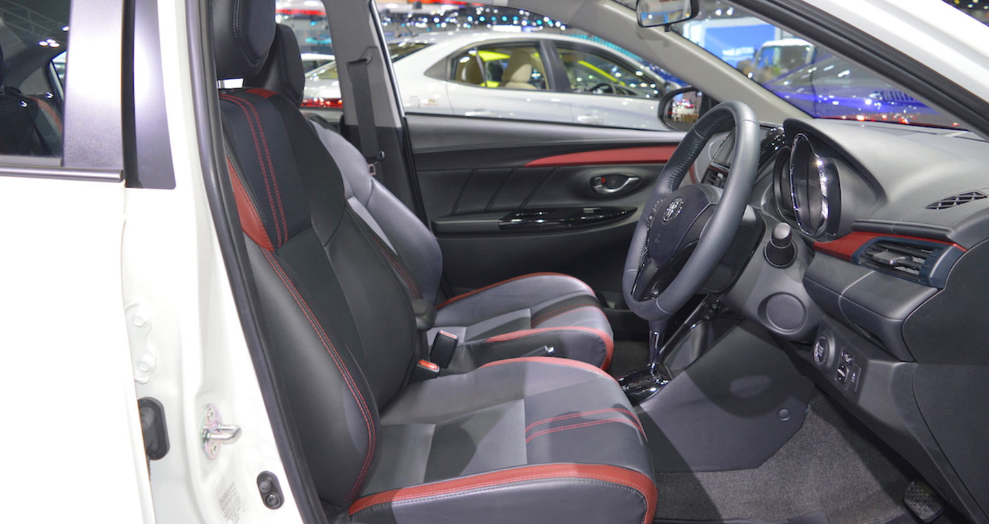 Không gian nội thất của Toyota Vios 2017 gây ấn tượng với các đường chỉ đối màu trên bảng điều khiển. Ảnh: Autodaily