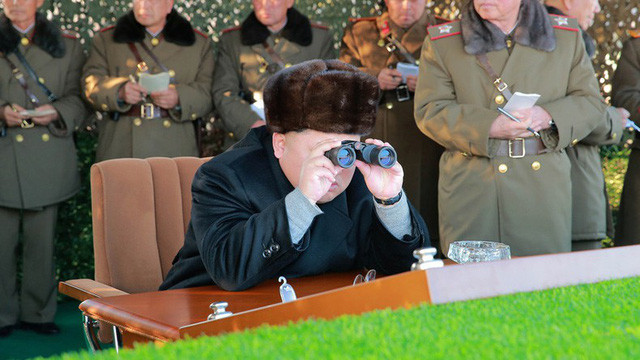 Nhà lãnh đạo Triều Tiên Kim Jong-un dùng ống nhòm theo dõi hoạt động quân sự của Triều Tiên (Ảnh: Reuters)