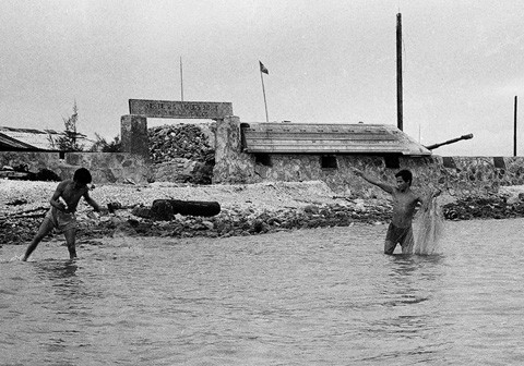 Chiến sĩ trên đảo Phan Vinh dùng lưới bắt cá.