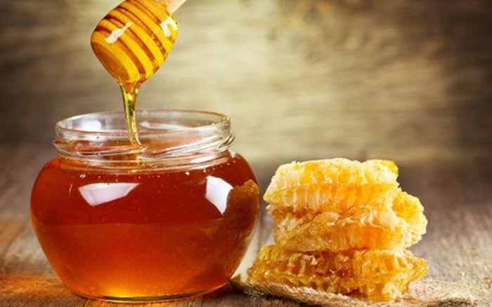 Mật ong có đặc tính dược tuyệt vời có thể điều trị bệnh, giúp bạn thoát khỏi đờm. Pha một thìa mật ong vào một ly nước ấm và uống nó là cách đơn giản nhất để bạn tận dụng những lợi ích do nó mang lại.