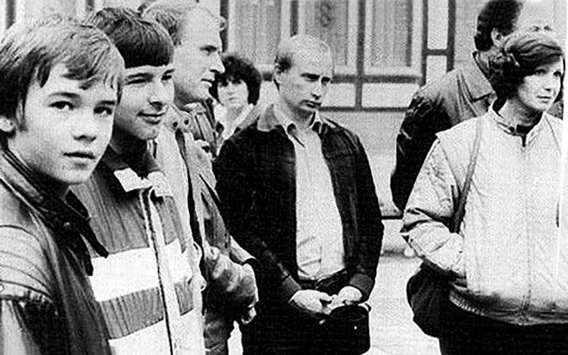 Điệp viên KGB Vladimir Putin (giữa) hoạt động tại Đông Đức.