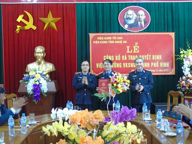 Viện trưởng VKSND tỉnh Tôn Thiện Phương đã trao quyết định bổ nhiệm cho ông Nguyễn Công Phú. Ảnh: Cổng TTĐT Nghệ An