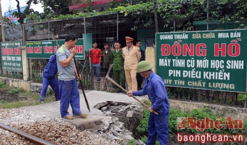 Phá dỡ các lối đi mở trái phép qua đường sắt tại huyện Nghi Lộc. Ảnh tư liệu.