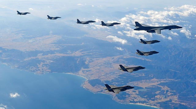 Triều Tiên muốn đàm phán trực tiếp với Mỹ - Ảnh 3.Dàn máy bay chiến đấu F-15, F-15 và máy bay ném bom chiến lược B1-B của liên quân Mỹ - Hàn trên bầu trời bán đảo Triều Tiên ngày 6-12 - Ảnh: REUTERS