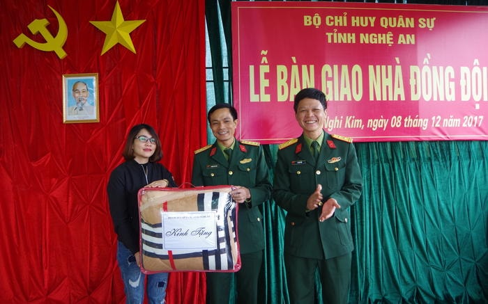 Đại diện lãnh đạo Bộ CHQS tỉnh tặng quà chúc mừng gia đình Đại úy Trương Văn Anh. Ảnh: Trọng Kiên