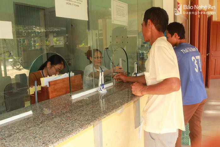 Phát thuốc Methadone cho bệnh nhân tại Trung tâm Y tế huyện Con Cuông. Ảnh tư liệu