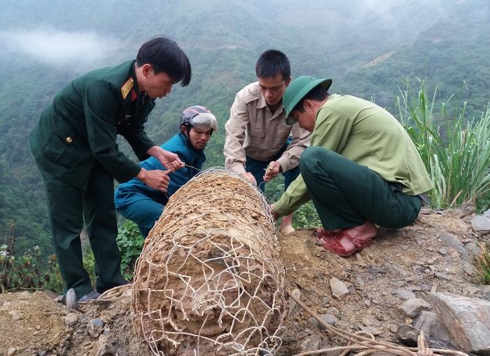 Trong quá trình làm nương rẫy, người dân ở các xã Nậm Cắn, Tây Sơn, cũng phát hiện 2 quả bom phá có trọng lượng 5kg, cùng một số vật liệu nổ khác. Ảnh: Lữ Phú