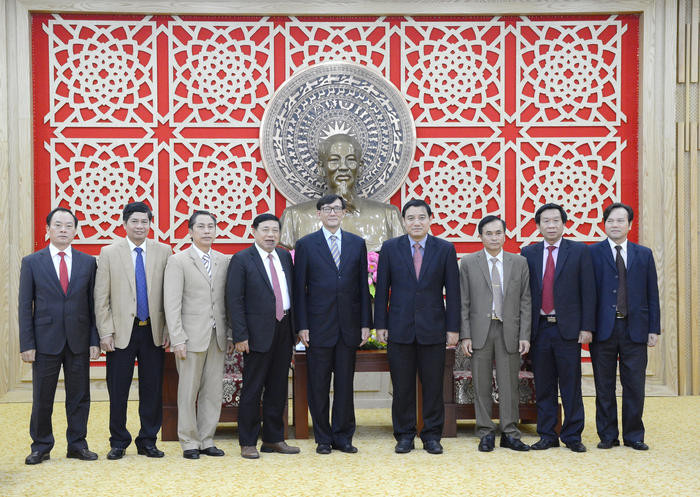 Đại sứ Vương quốc Thái Lan chụp ảnh lưu niệm cùng lãnh đạo tỉnh Nghệ An. Ảnh: T.G