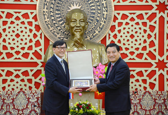 Nhân dịp này, Bí thư Tỉnh ủy Nghệ An và Đại sứ Vương quốc Thái Lan trao tặng nhau quà lưu niệm thể hiện thiện chí hợp tác, cùng phát triển. Ảnh: T.G