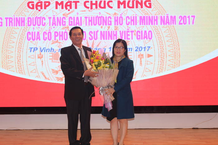 Bà Nguyễn Thị Kim Chi - Giám đốc Sở GD&ĐT Nghệ An tặng hoa chúc mừng đại diện thân nhân cố Phó Giáo sư Ninh Viết Giao. Ảnh: Phước Anh