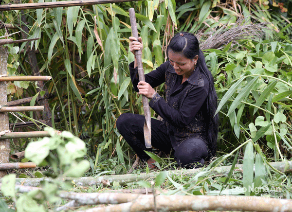 Người dân trong vùng làm lại bờ rào tại điểm mới sau khi trả lại hành lang giao thông.