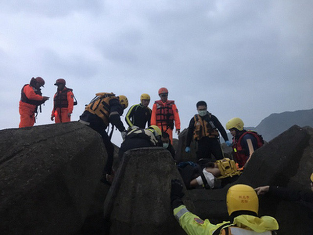 Lực lượng cứu hộ Đài Loan có mặt theo tín hiệu cầu cứu của tàu cá - Ảnh: CNA