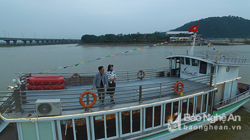 Tour du lịch trên dòng Lam Giang cũng là một dịch vụ du lịch hấp dẫn mà đoàn làm phim muốn giới thiệu. Ảnh: Vương Bằng.